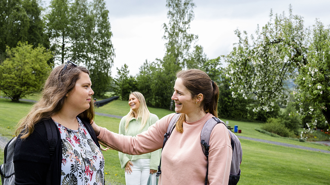 Studenter som sitter ved et bord og jobber. 