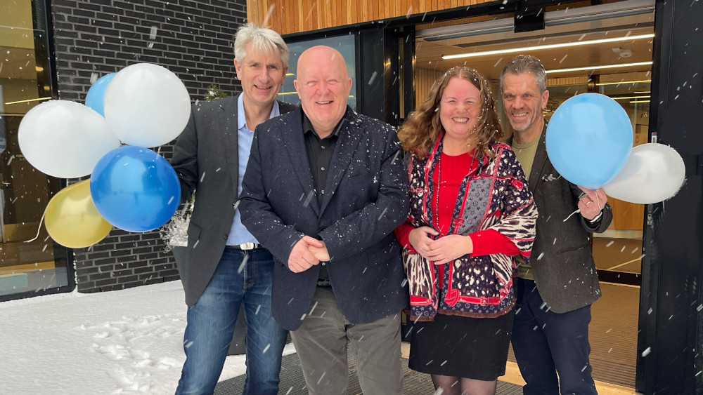 Odd Erling Lange, Peer Jacob Svenkerud, Sylvia Brustad og Stein Halvorsen holder ballonger utenfor hovedinngangen til Terningen Arena