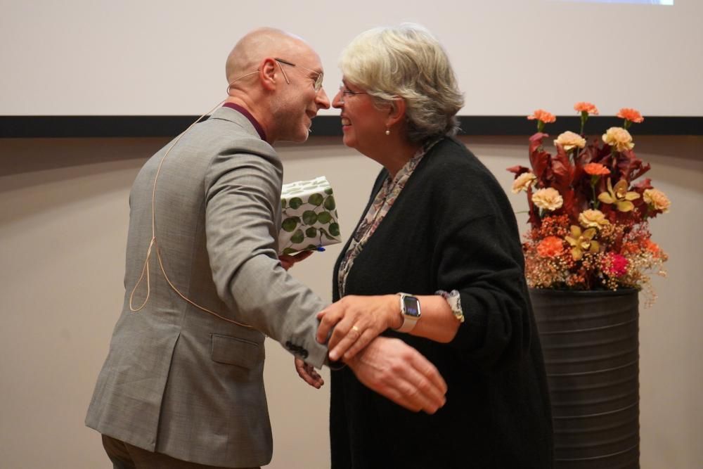 Dekan Per Morten Fredriksen gir en klem til doktorand Marianne Torp Stensvehagen