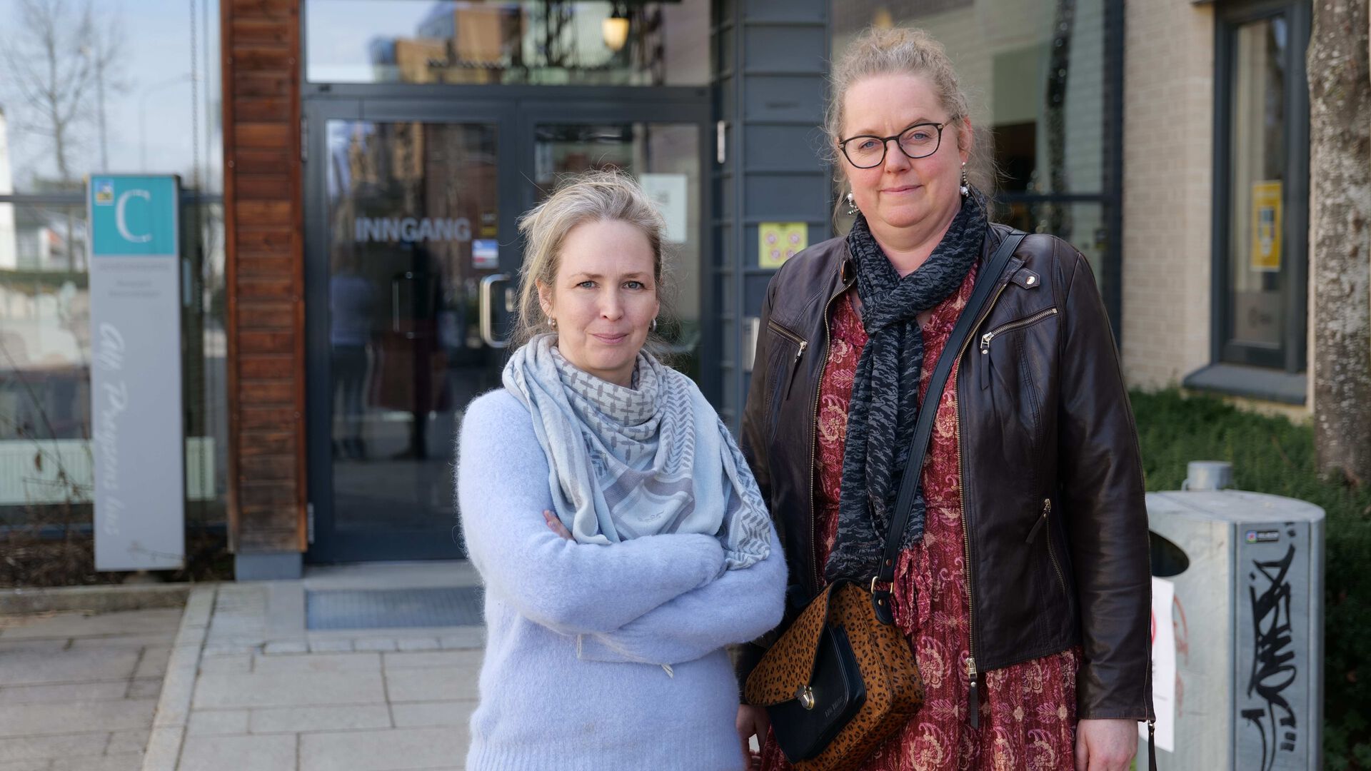 Guri Bordal Steien og Marte Monsen utenfor inngangen på campus Hamar.