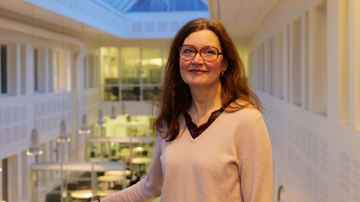 Marit Sletmoen innendørs på broa i Biohuset på Hamar.