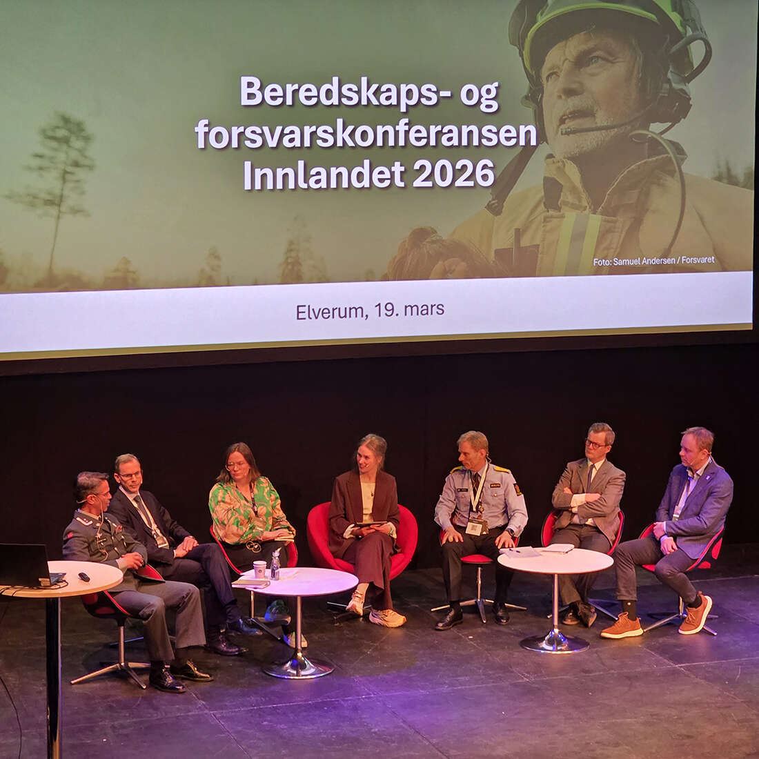 Mennesker på en scene.