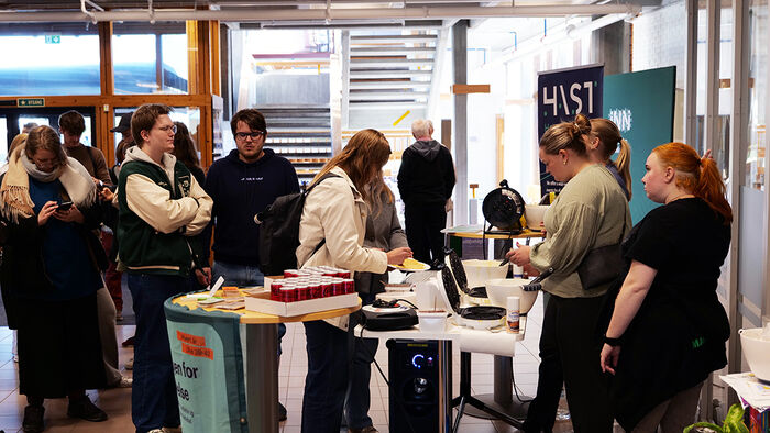 Studenter som står i kø for å få servert vafler på studiested Hamar. 