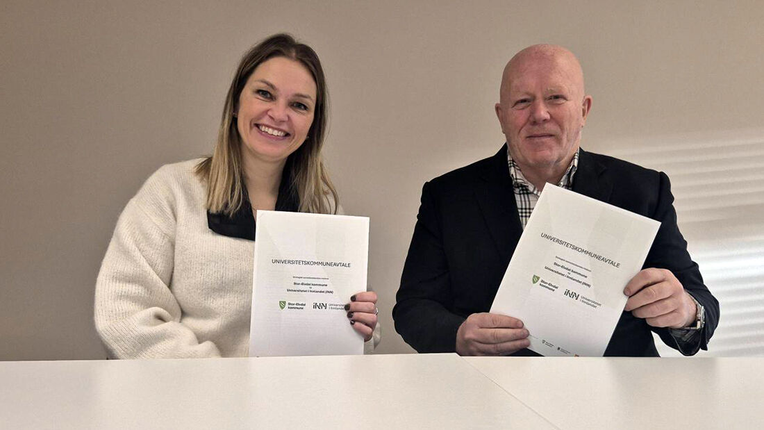 Kvinne og mann som viser frem signerte dokumenter.