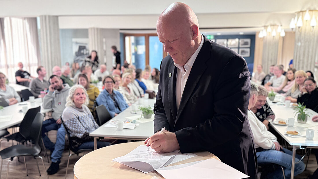 Rektor signerer avtale.