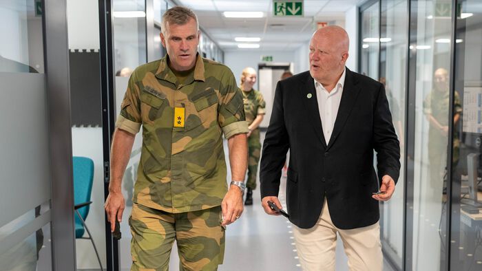 Hærsjef Lervik og rektor Svenkerud går sammen og prater i en korridor på INN.