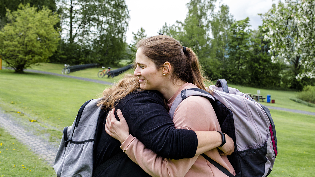To studenter som klemmer hverandre. 