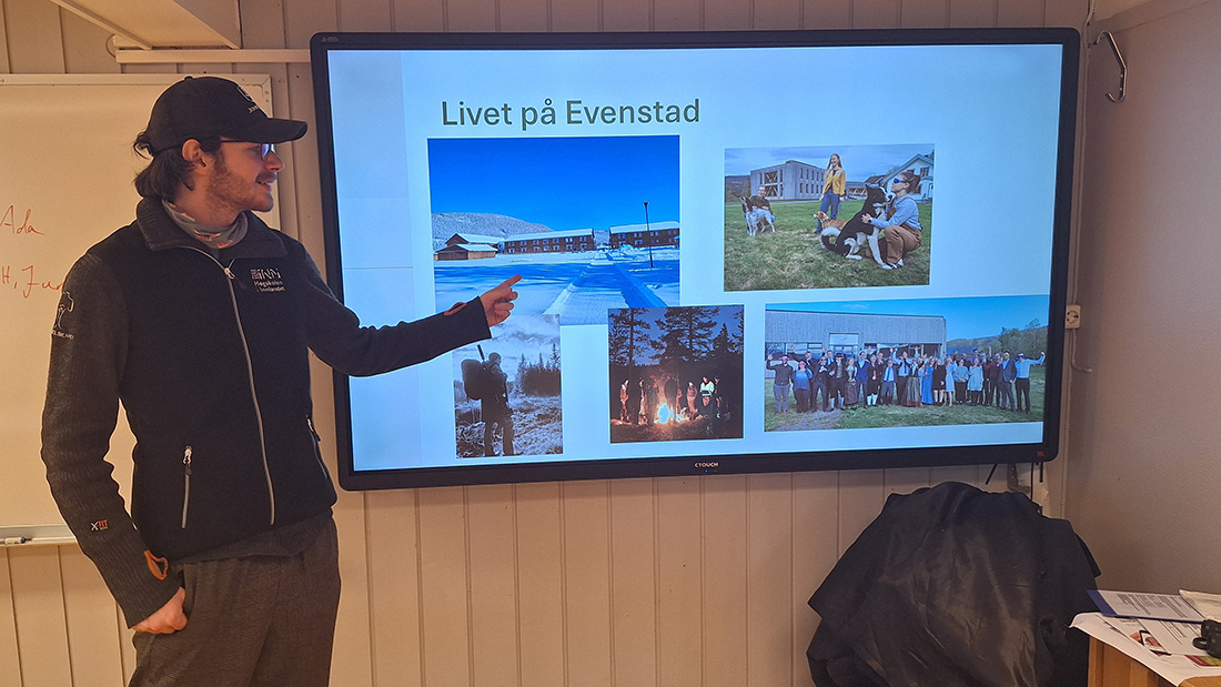 Mann som holder en presentasjon. 