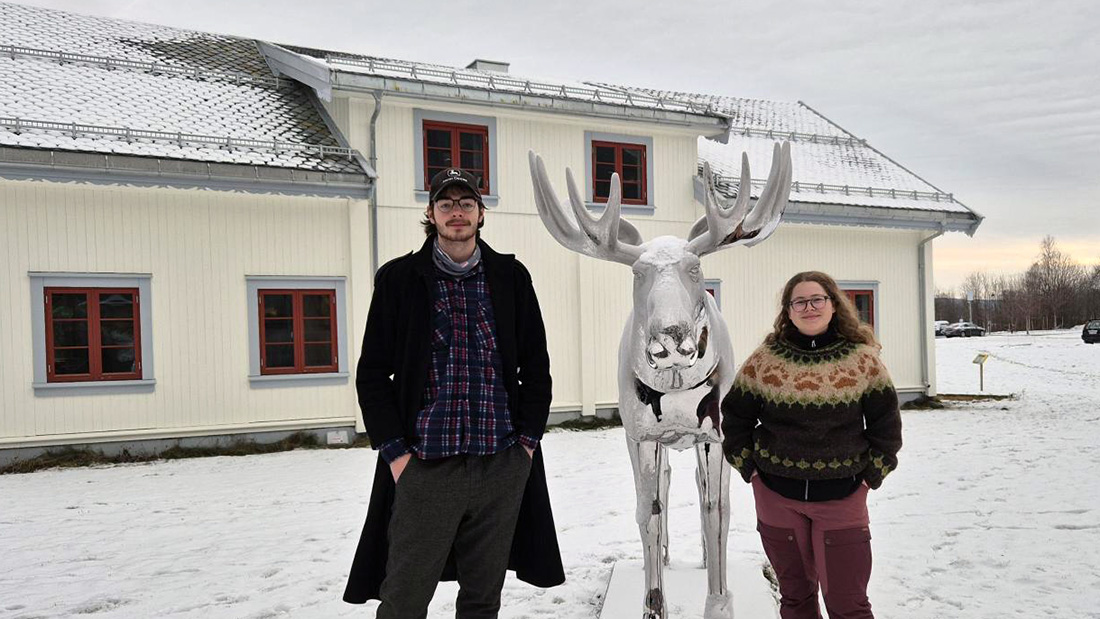 To studenter utendørs i snøen ved Evenstad. 