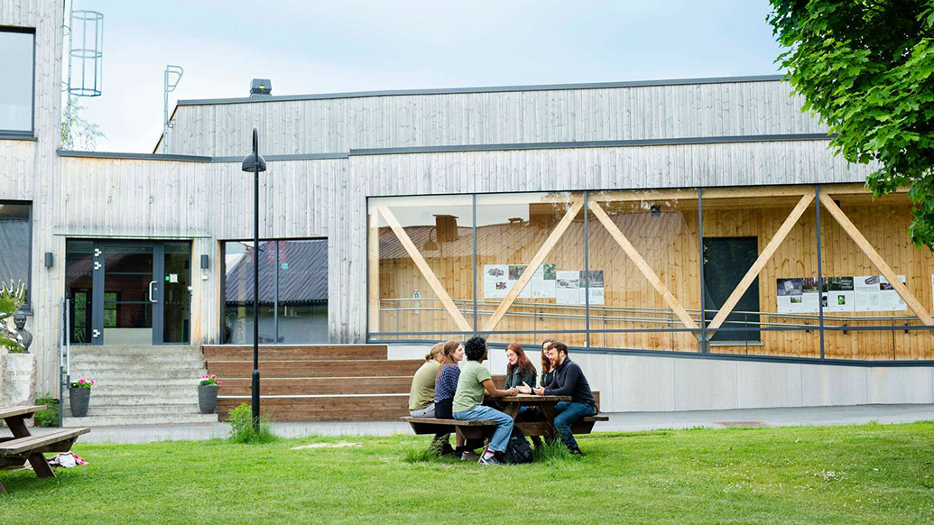 Utendørsfoto fra høgskolens studiested på Evenstad