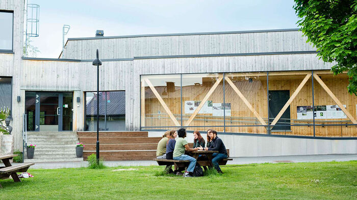 Utendørsfoto fra høgskolens studiested på Evenstad