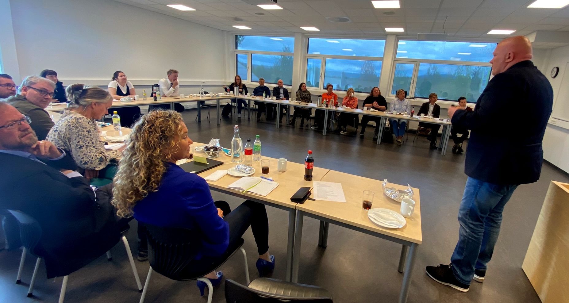 Peer Jacob Svenkerud holder innlegg foran forsamlingen