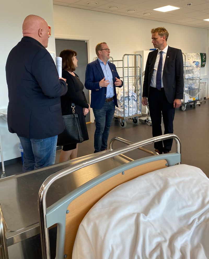 På omvisning i øvingsavdelingen for sykepleieutdanningen ved Høgskolesenteret. F.v. rektor Peer Jacob Svenkerud, ordfører i Kongsvinger, Eli Wathne, daglig leder ved Høgskolesenteret, Vegard Herlyng og statsråd Ola Borten Moe.