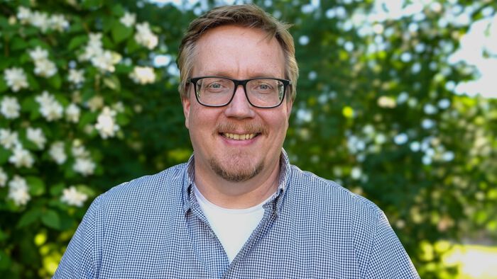 Portrett av Geir Ove Thorsveen med grønne vekster i bakgrunnen.
