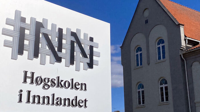 Logoen til Høgskolen i Innlandet på et hvitt skilt til venstre og fasaden på høgskolens bygg på Hamar til høyre