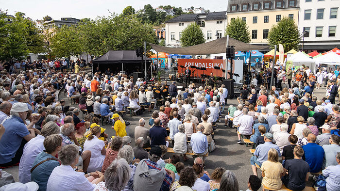 Hundrevis av mennesker som er tiltsteder under åpningen av Arendalsuka 2022. 