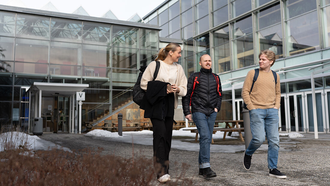 Tre kvinnelige studenter utenfor campus. 