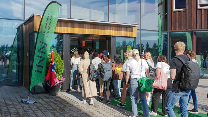 Studenter i kø ved inngangen til Terningen Arena. 