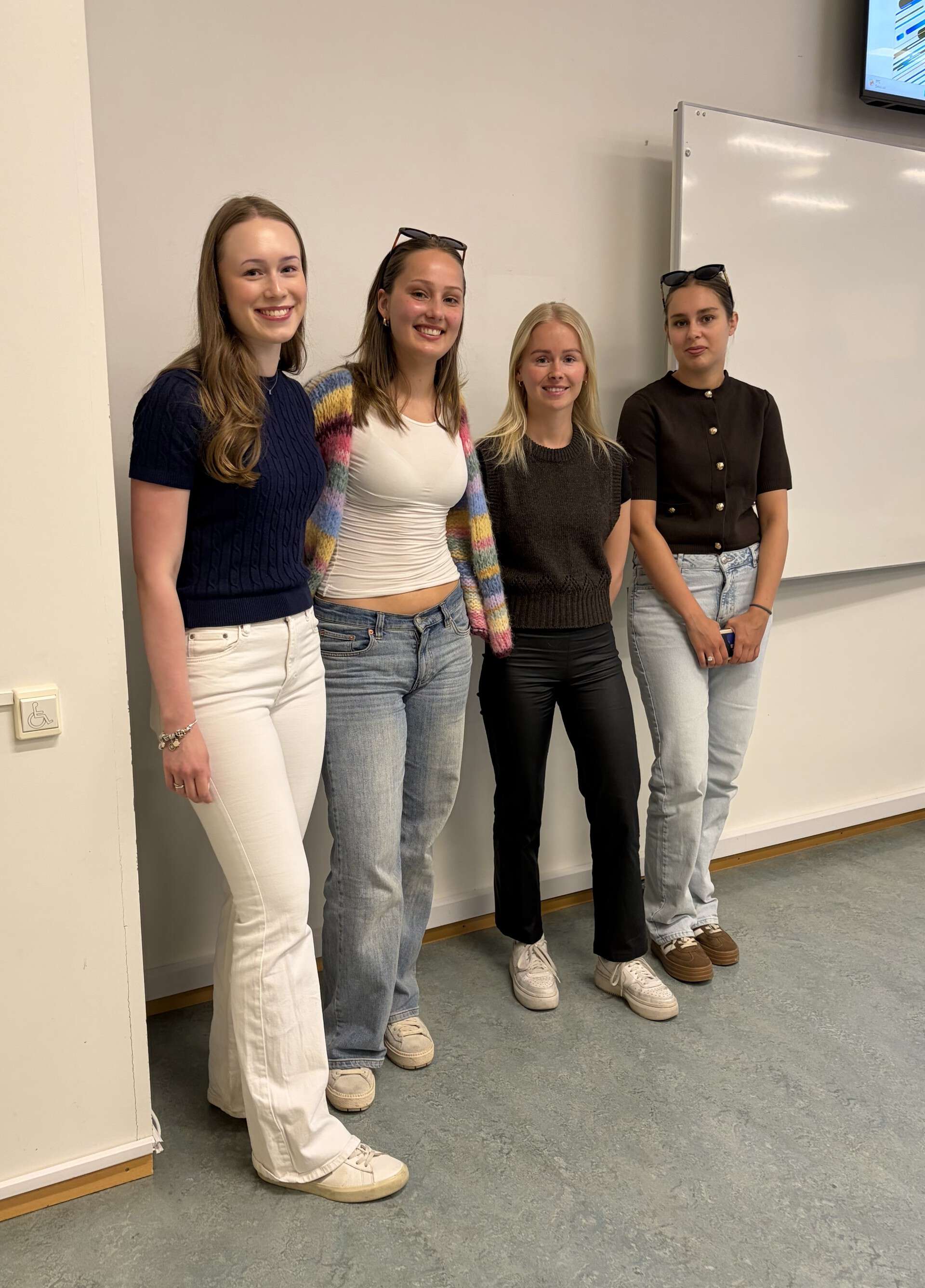 Fire smilende studenter