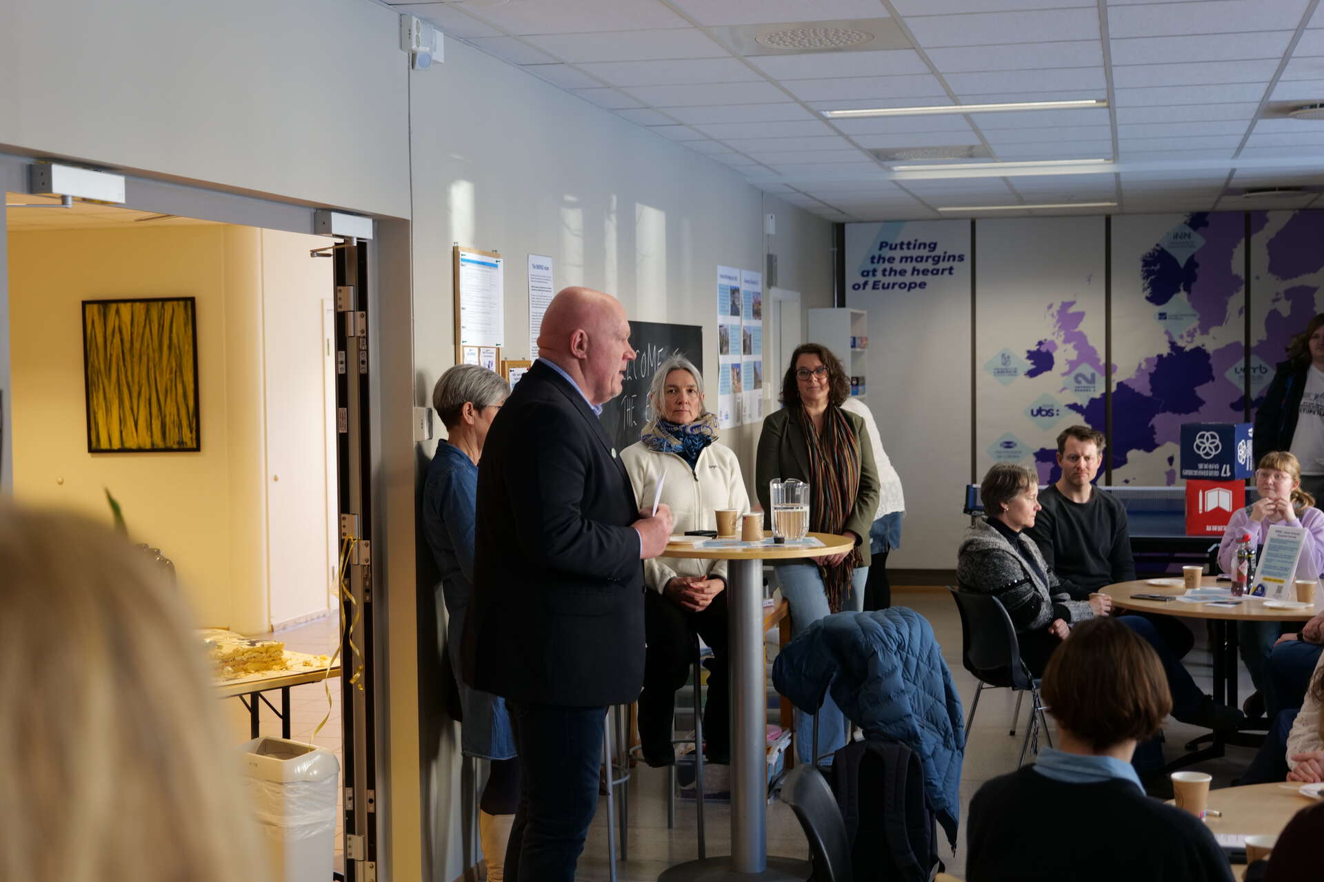 Rektor taler til et fullt rom
