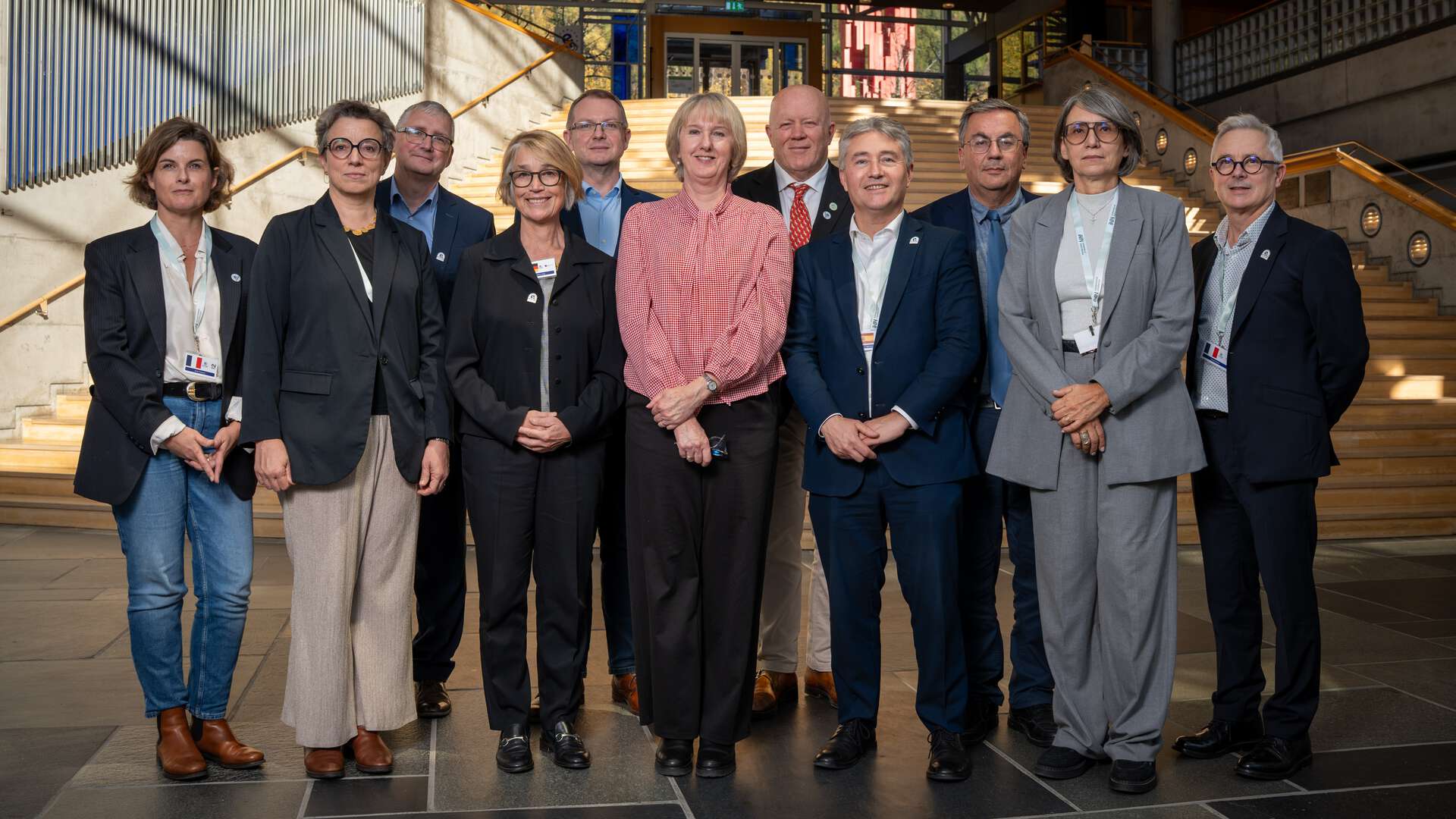 En gruppe rektorer poserer foran en trapp