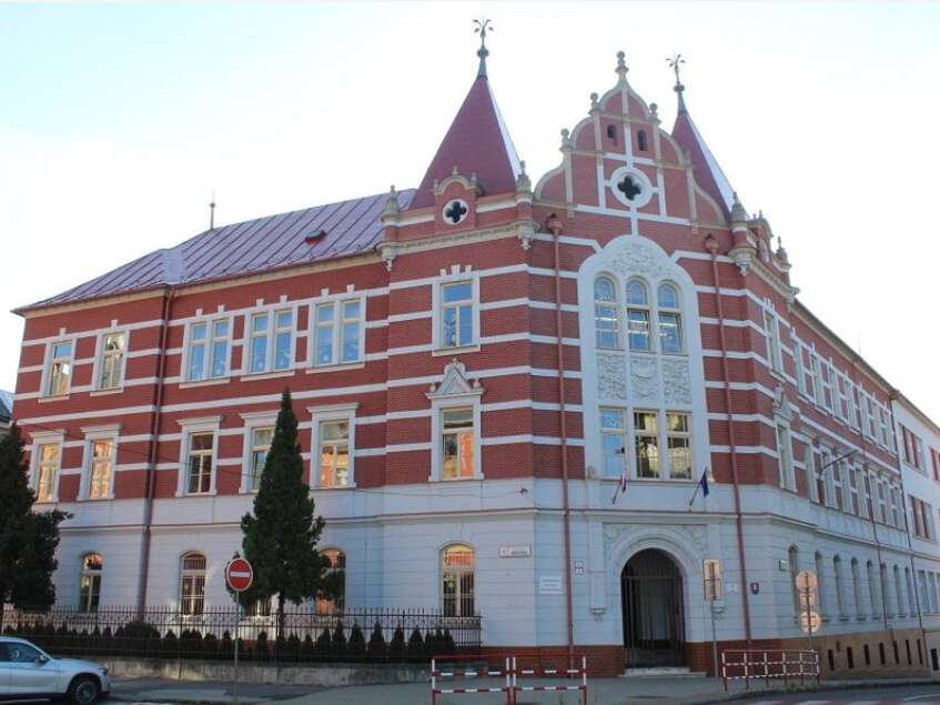 Bilde av barneskolen: Foto: UMB