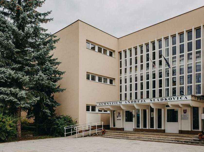 Bilde av ungdomsskolen. Foto: UMB