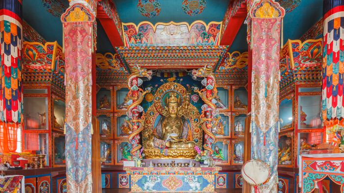 Et buddhistisk tempel med mange farger