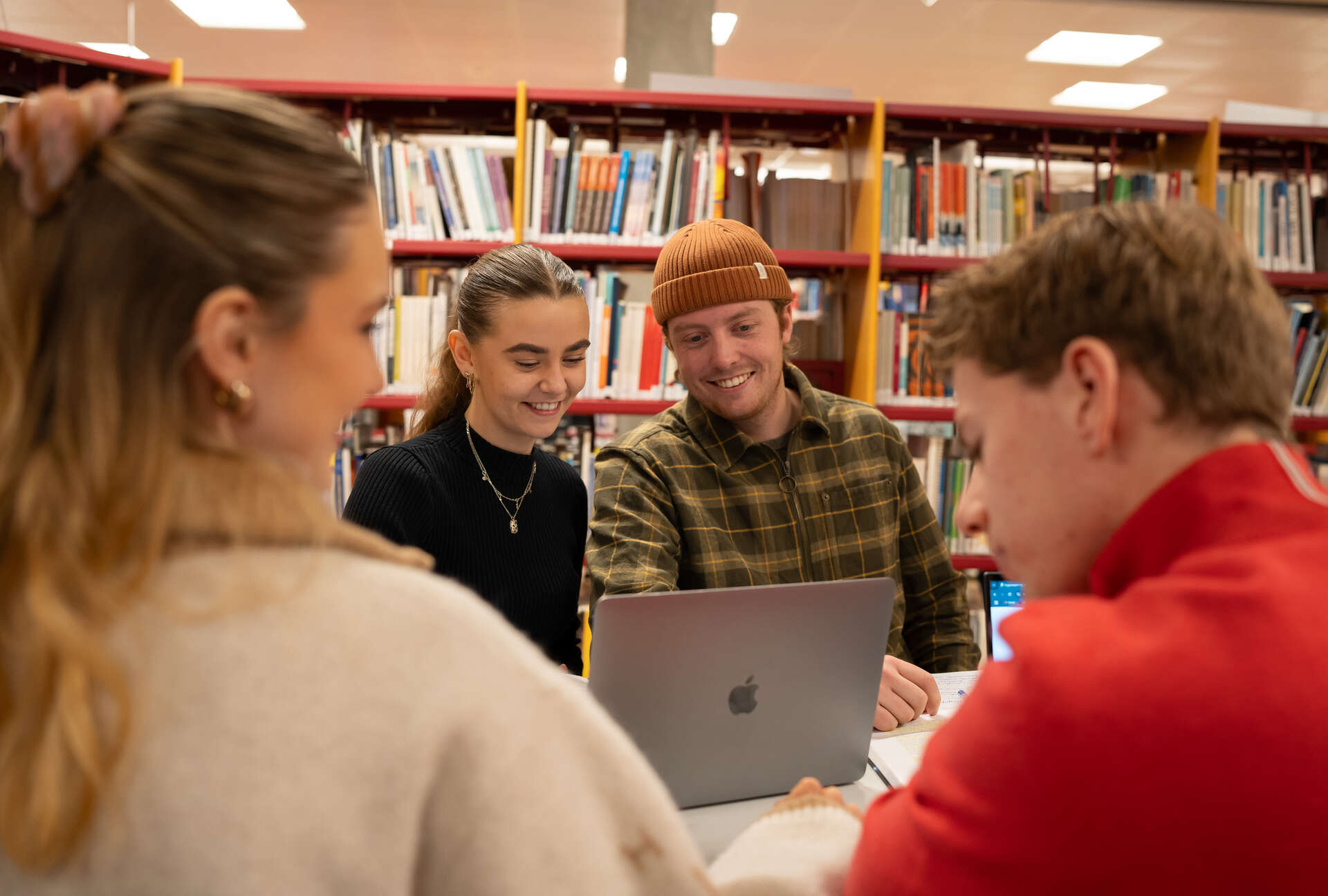 studenter samarbeider i gruppe