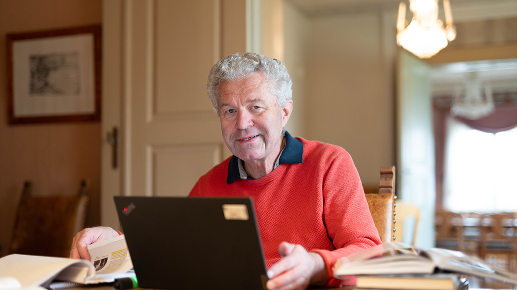 Bilde av Fred Johnsen ved arbeidsbord i 2. etasje på Blæstad