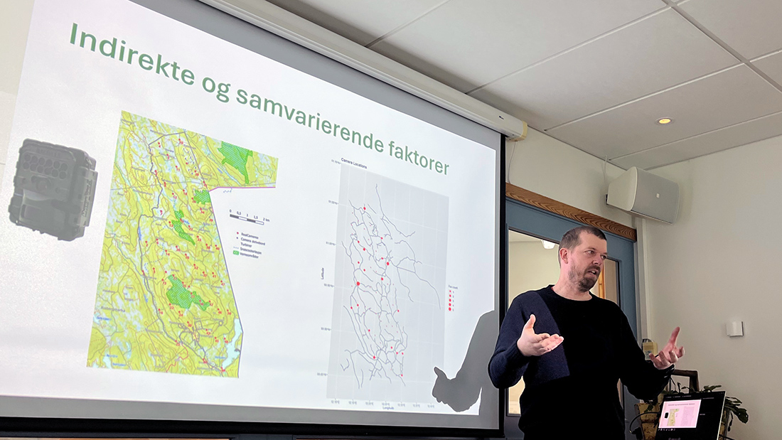 Foreleser som presenterer foran en forsamling. 