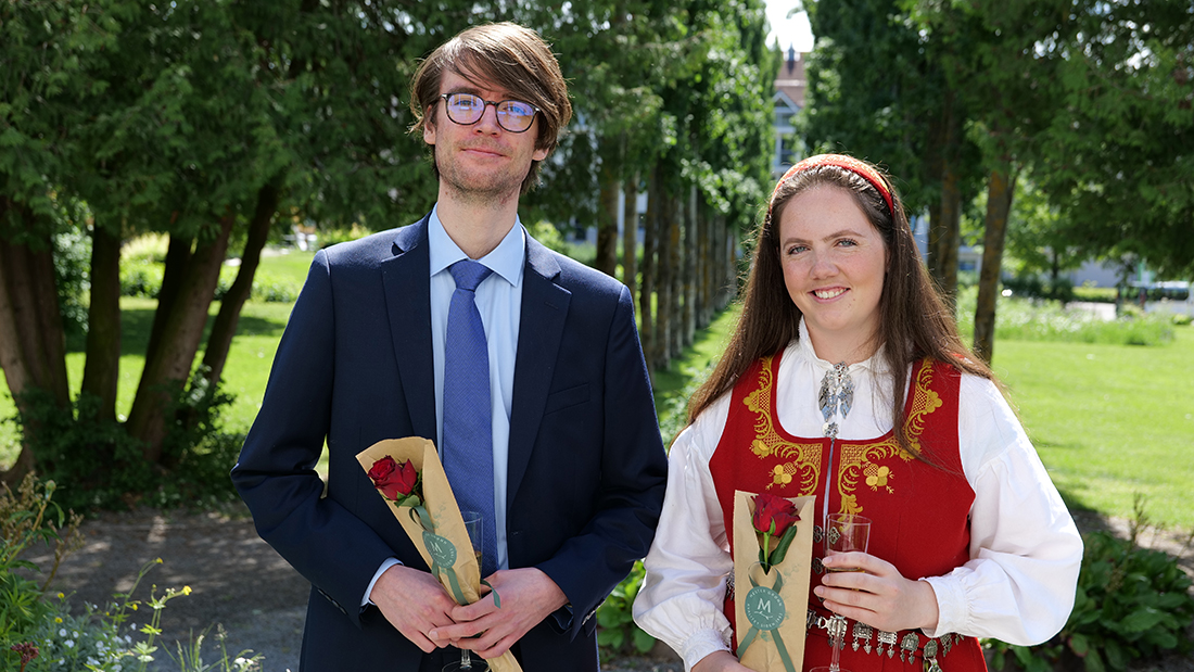 En rekke mennesker som poserer for et fotografi under en seremoni. 