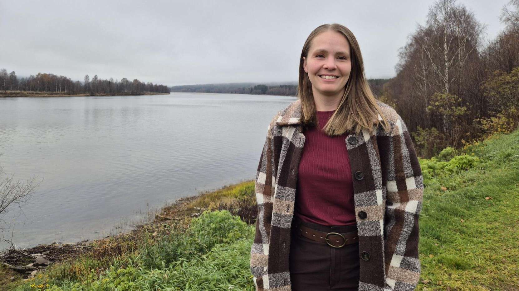 Portrett av Kayla Buhler ved en elv