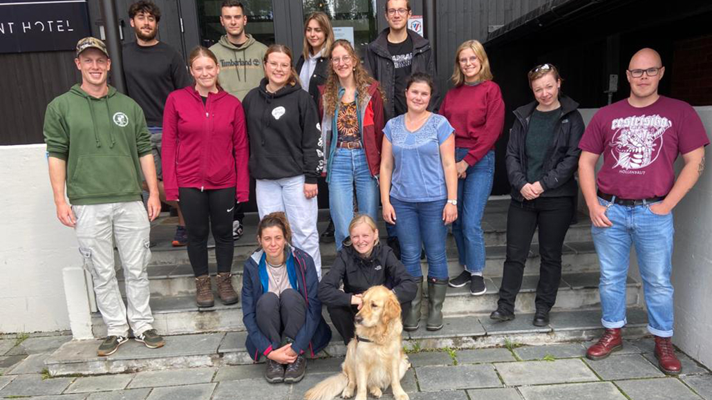 Portrettfoto av internasjonale studenter foran et hotell. 