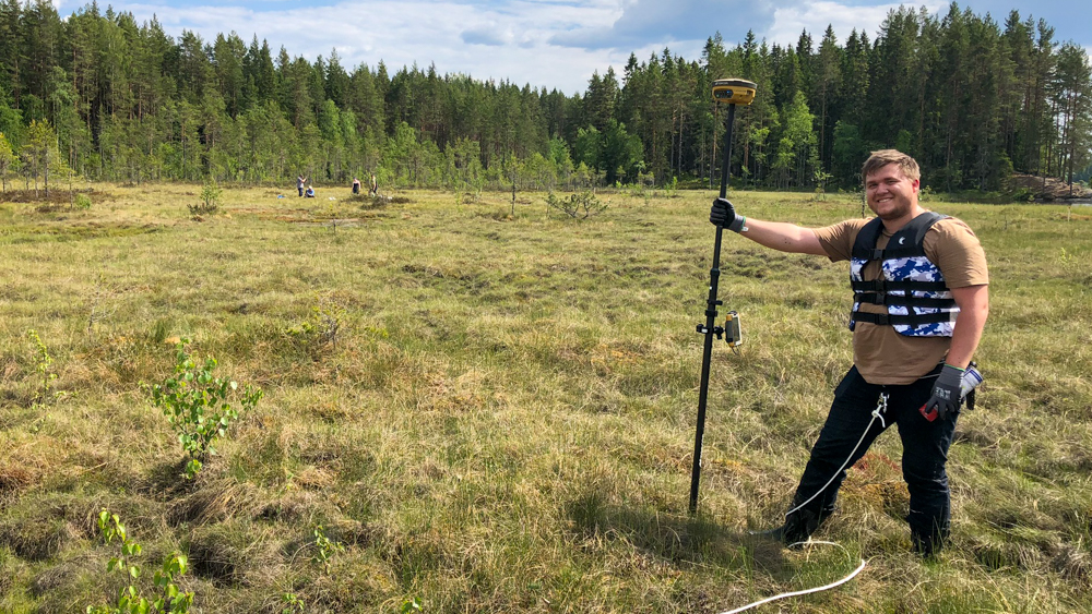 Martin student ute på myra med georadar