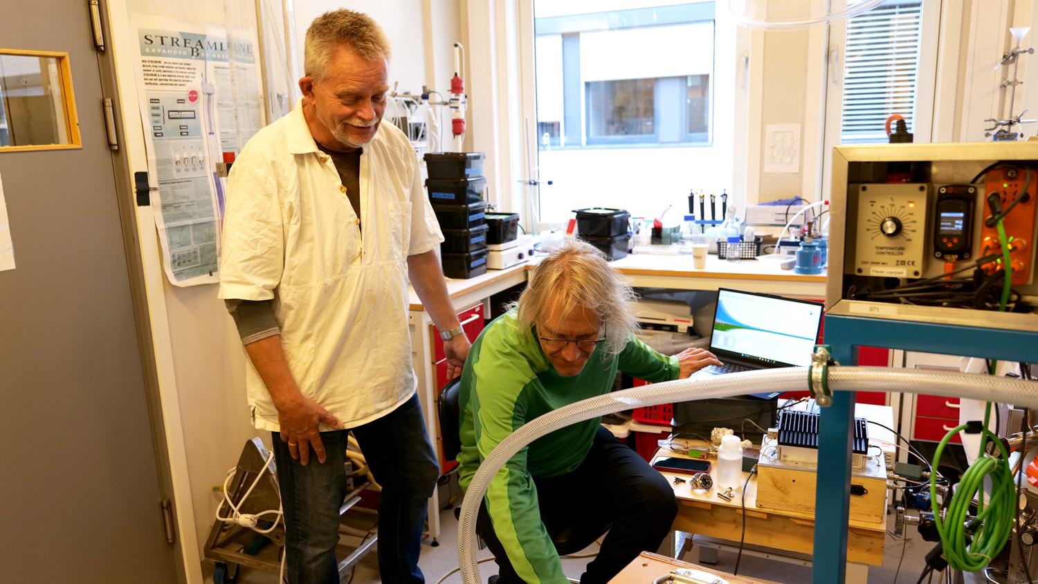 Knut Olav og professor fra USA jobber med molekylknuseren