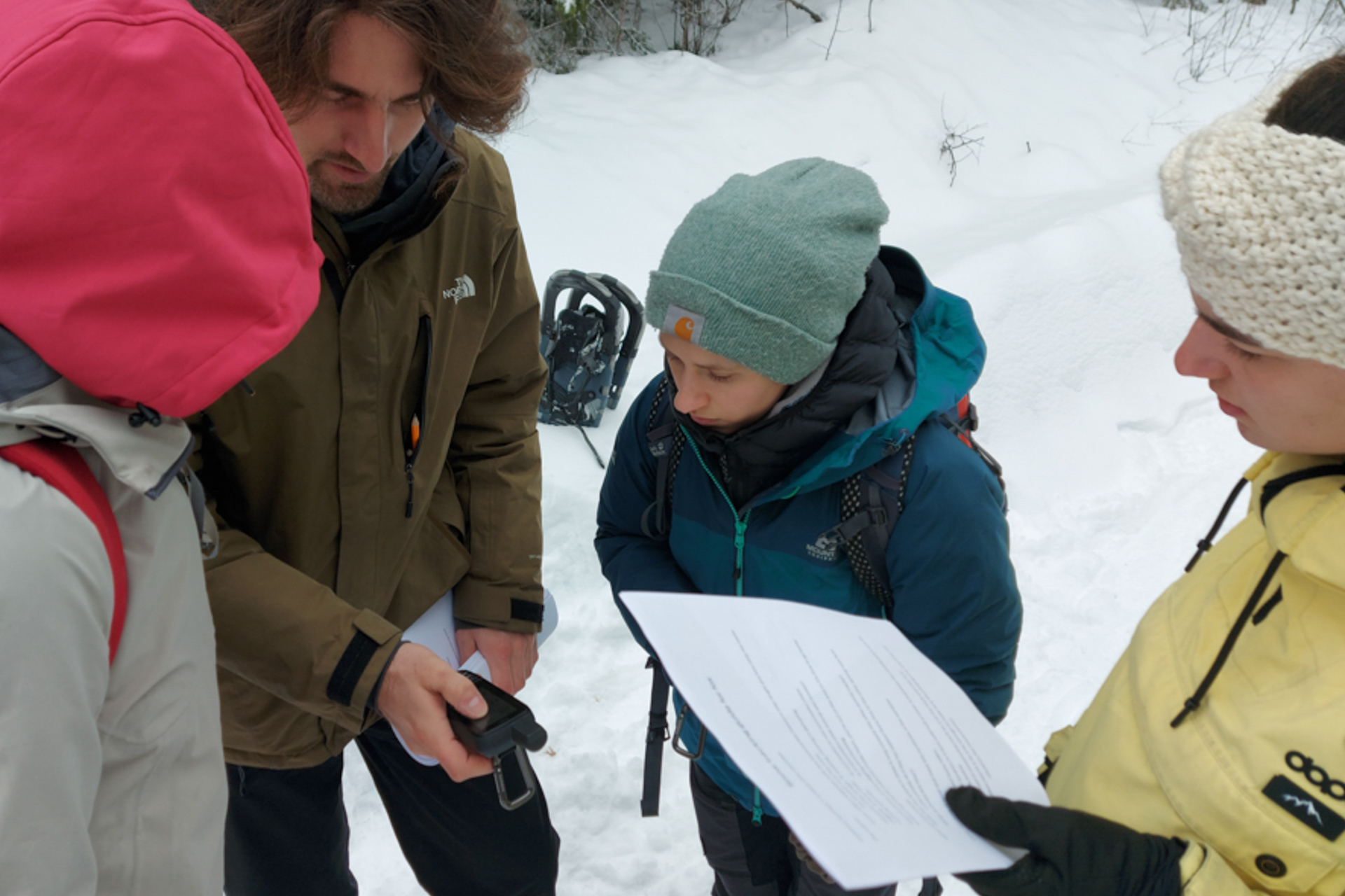 Studenter ser på GPS 
