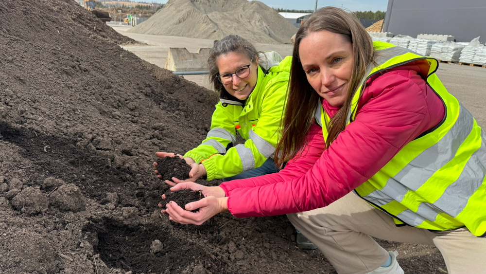 Corrina og Mona kjenner på jordkvaliteten 