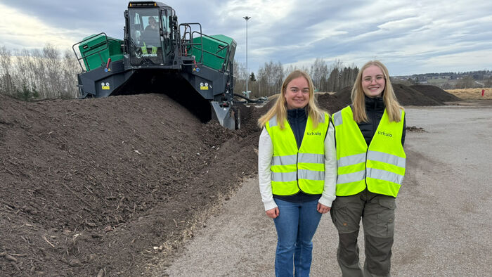 To studenter foran den store rankevender-maskinen  
