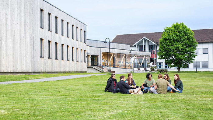 Fra høgskoleanlegget på Evenstad ved en tidligere studiestart. (Foto: HINN)