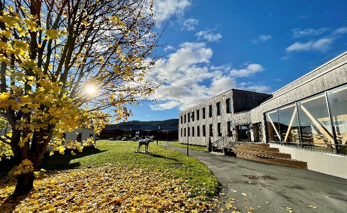 Bygg på studiested Evenstad i strålende høstsol.
