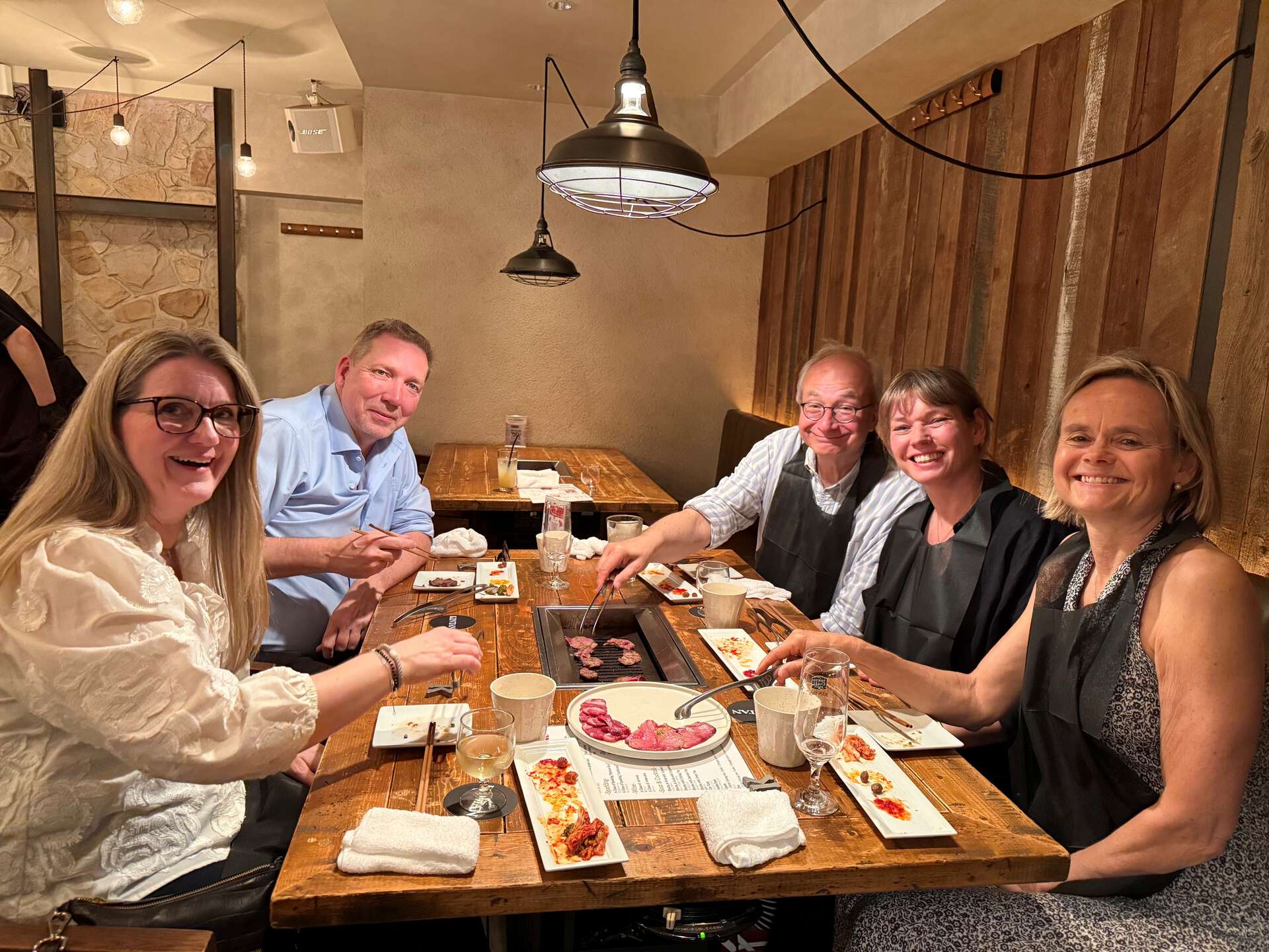 Bilde av folk på en restaurant som spiser Japanske delikatesser