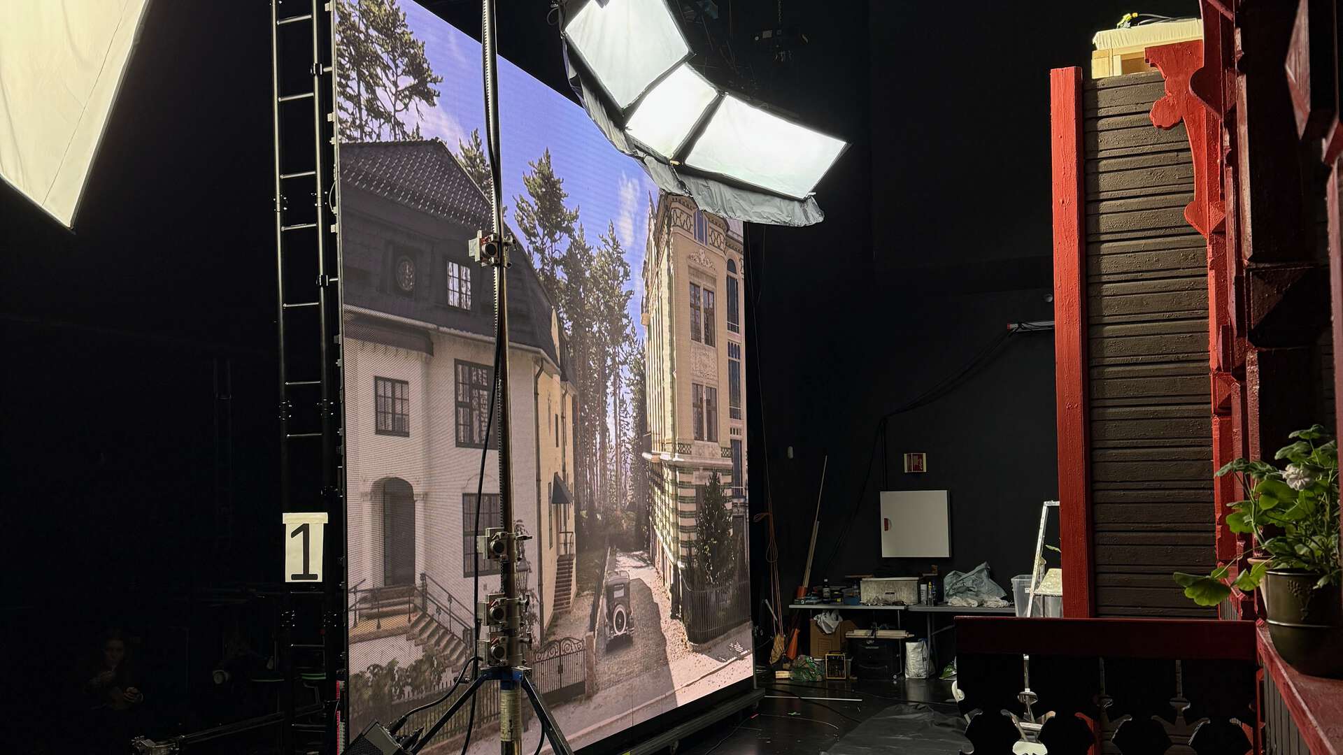 Gate på lerret i studio - del av en kulisse.