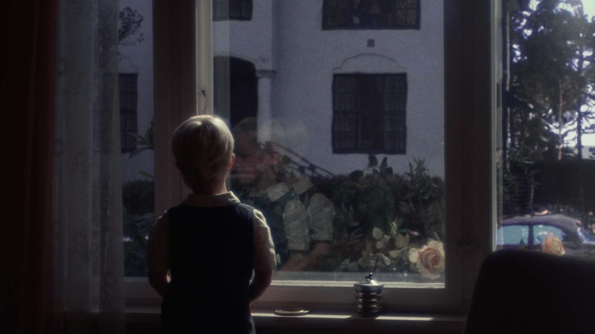 Barneskuespiller Gustav ser ut av vinduet - og ser på kulissene i studio som ser ut som en vanlig gate.