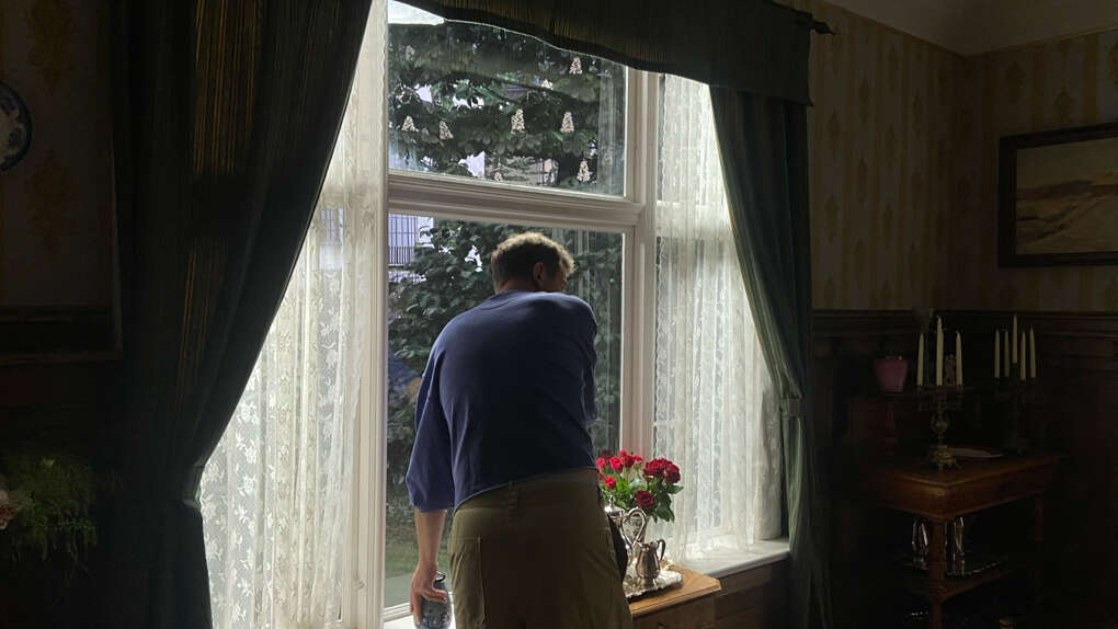 Jørgen i villaen, ser ut av vinduet.