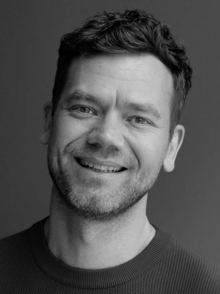 Portrettfoto av en smilende Jørgen.
