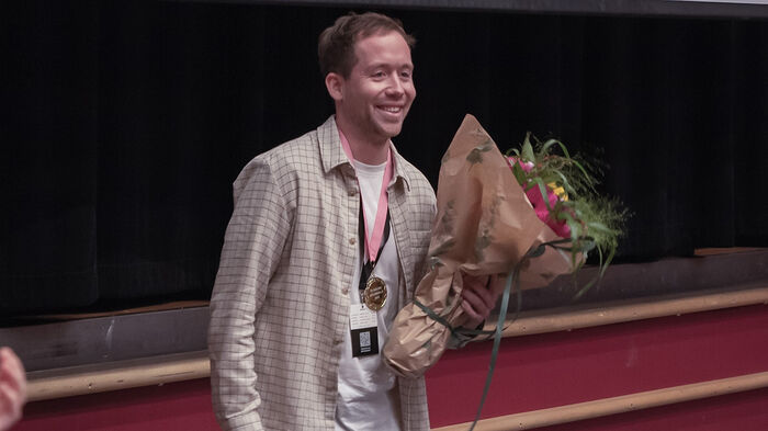 Kristian Løkken med blomsterbukett og TV-skolens gullmedalje rundt halsen