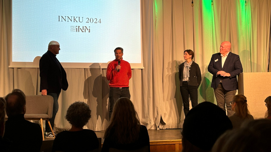 Morten Ørbeck, Leif Holst Jensen, Marit Sletmoen og Peer Jacob Svenkerud på scenen under åpningen av festivalen