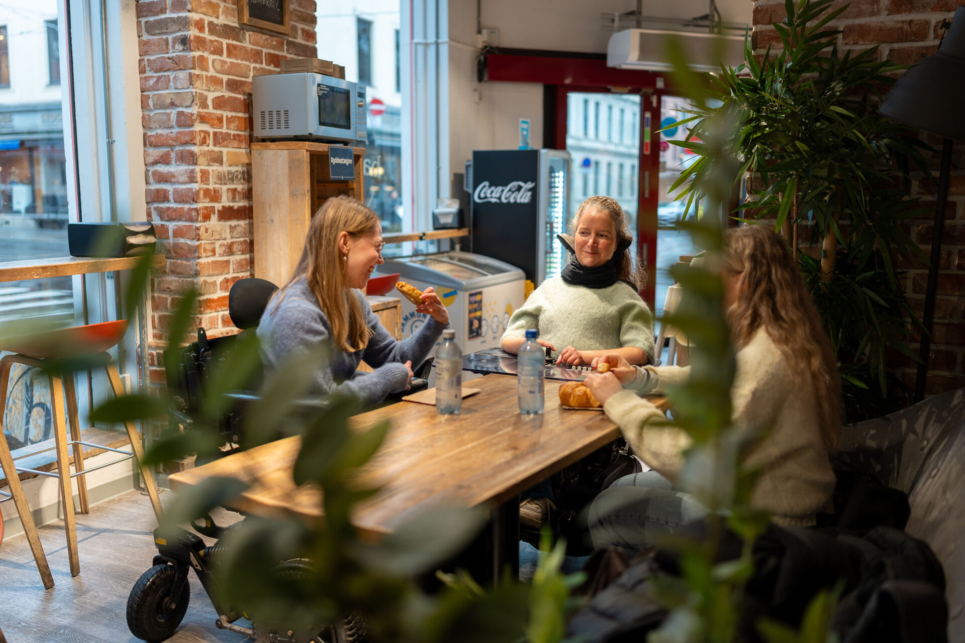 De to jentene sitter på cafe og snakker.