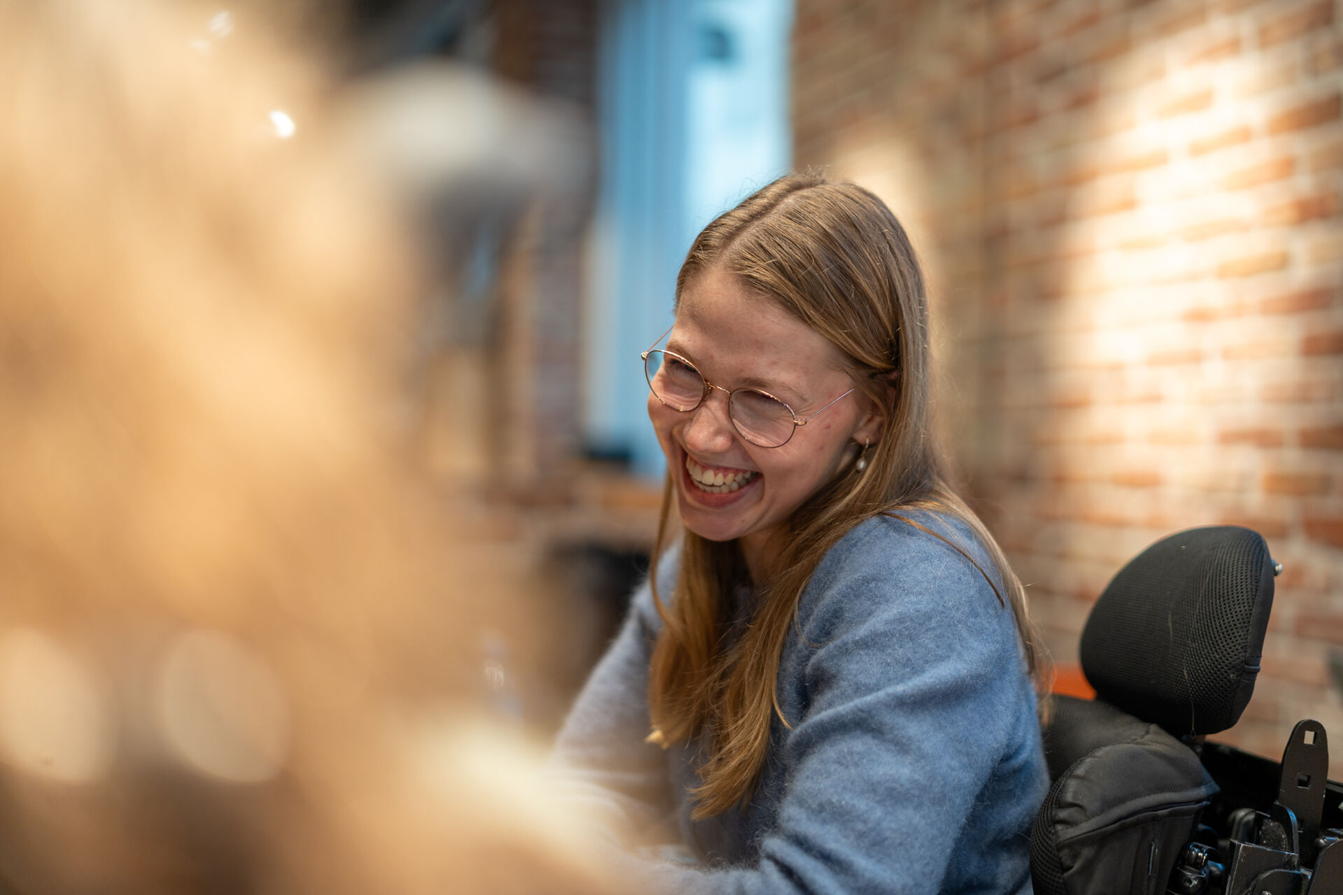 Nærbilde av en smilende Marie.